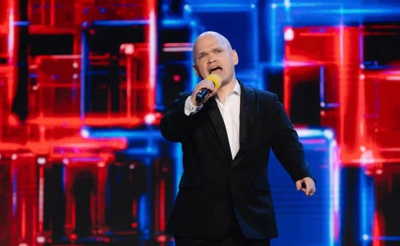 Вокальный номер на сцене