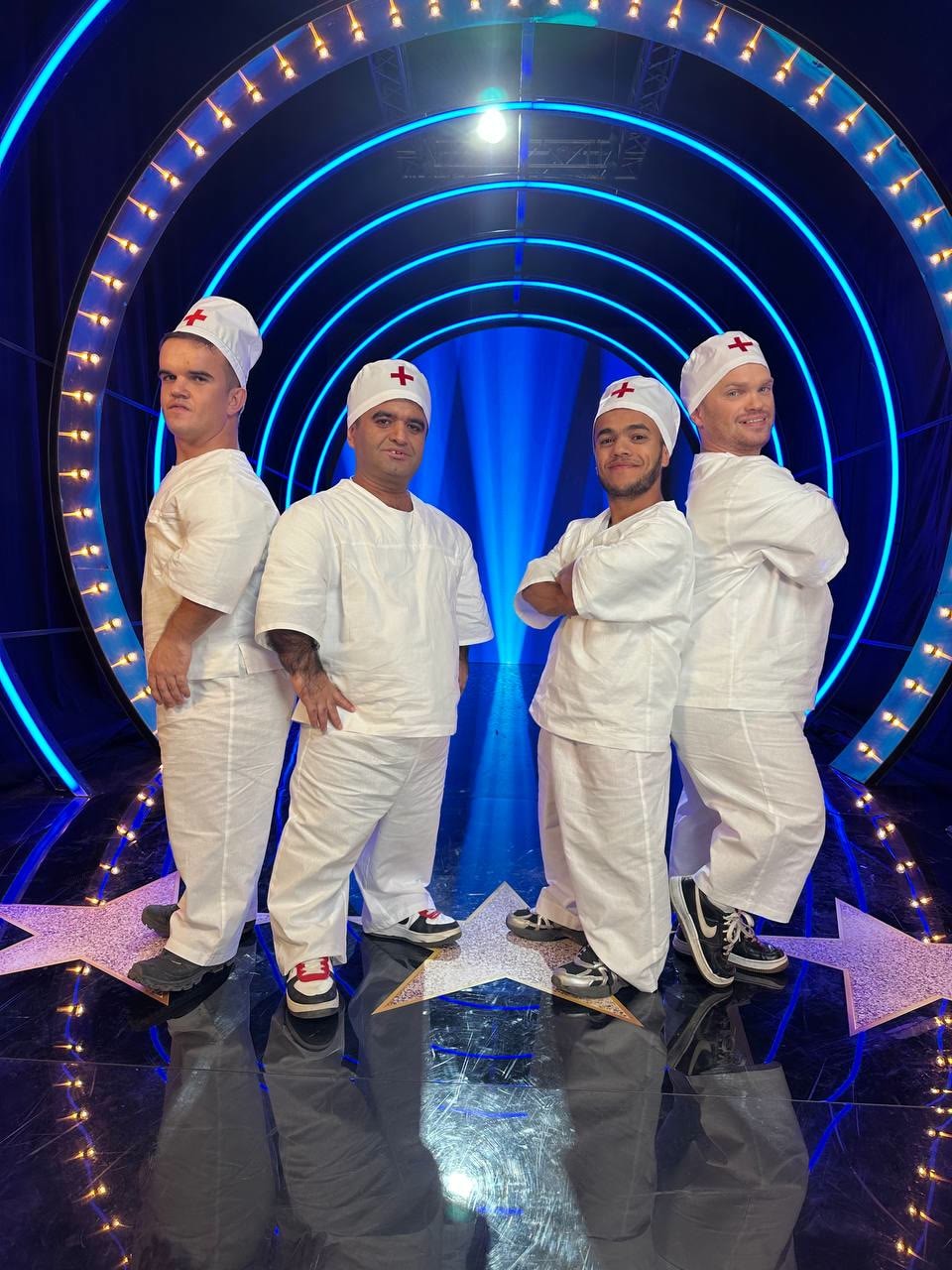 Труппа артистов маленького роста little show на сцене